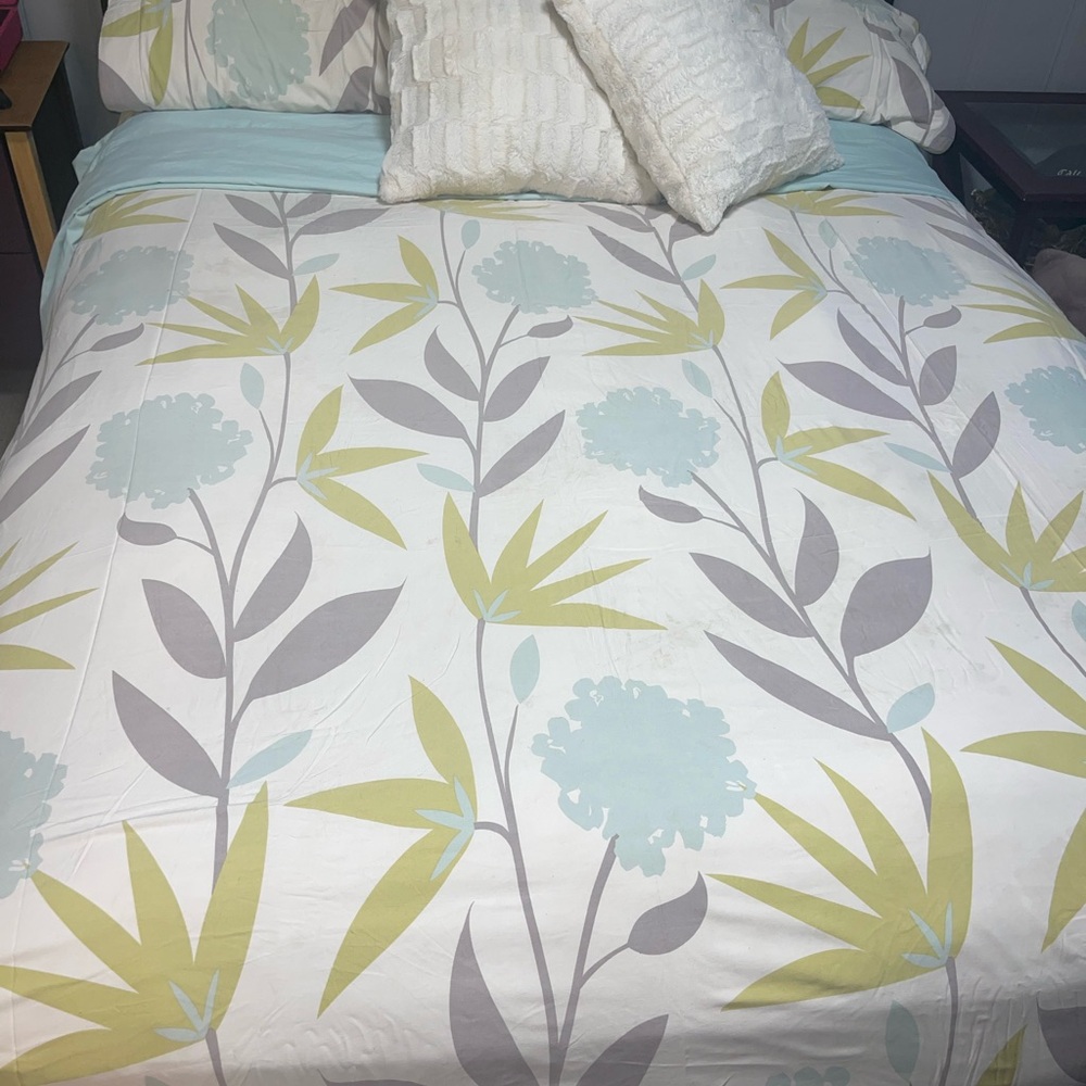 Floral Patterned Bedding Set - Gray, Green, and White